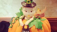Ini gemesin banget! Kue ini khusus dibuat untuk anak bernama Jack. Dibuat menyerupai labu dan semuanya bisa dimakan, lho. Termasuk bayi yang berada di tengah labunya karena terbuat dari fondant. Foto: Instagram @bakemeacakeorlando