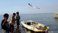 Setiap sore di pesisir pantai Muara Angke, anak-anak seperti menggelar festival layang-layang.