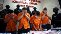 Empat WNA palaku skimming dihadirkan dalam rilis di Mapolda Metro Jaya, Selasa (3/4/2018).