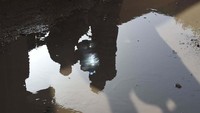 Warga Pakistan pun mencoba mengambil air di tanah yang kotor akibat tercemar di Kota Karachi. Asif Hassana/AFP/Getty Images. 
