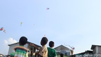 Sejumlah anak-anak tengah bermain layang-layang.