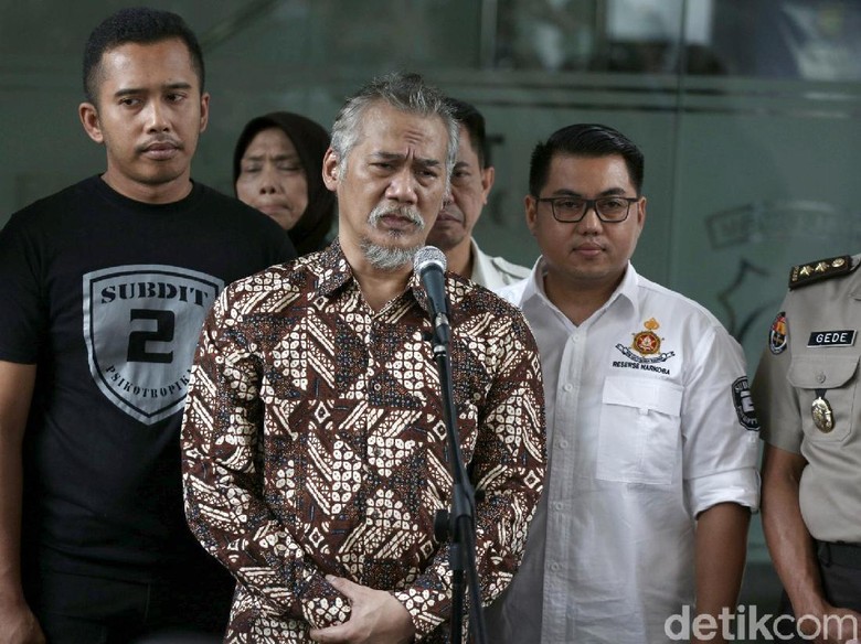 Pengacara Khawatir Tio Pakusadewo Sakit karena Sakau Pengacara Khawatir Tio Pakusadewo Sakit karena Sakau