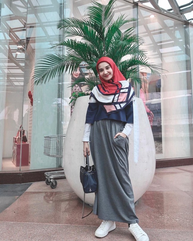 Zaskia Sungkar pernah tampil lebih kasual dengan memadukan rok kaos dengan atasan bertumpuk dan sepatu sneakers. Ia harmonisasikan tampilannya dengan hijab motif syari. Foto: Instagram/Zaskia Sungkar