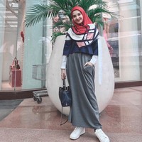 Zaskia Sungkar pernah tampil lebih kasual dengan memadukan rok kaos dengan atasan bertumpuk dan sepatu sneakers. Ia harmonisasikan tampilannya dengan hijab motif syari. Foto: Instagram/Zaskia Sungkar