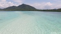Selain itu, sinyal handphone pun sangat sulit ditemukan. Namun di situlah letak kenikmatannya. Traveler bisa sejenak lepas dari hiruk pikuk dunia luar dan benar-benar menikmati suasana pinggir pantai yang menenteramkan (Didik Dwi/detikTravel)