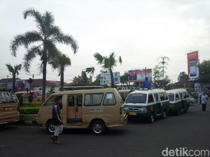 Sopir Angkot di Garut Mengeluh Premium Langka