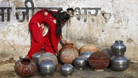Tampak seorang wanita menyimpan air bersih di dalam guci. UNESCO mengatakan bahwa India mengalami krisis air bersih pada tahun 2050. Himanshu Shamara/AFP/Getty Images.