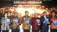 Hadir dalam acara tersebut mantan Direktur Utama BRI Kamardy Arief, Ekonom Aviliani, Komisaris Utama BRI Andrinov Chaniago, Direktur Utama BRI Suprajarto dan mantan Direktur Utama BRI Asmawi Syam, di Jakarta, Senin (2/4). Foto: dok. BRI