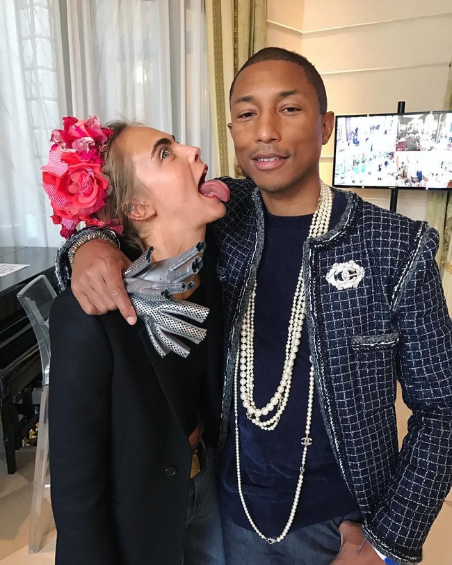 Sebagai fashionista, Pharrell Williams tidak takut mengenakan busana unik. Misalnya saja coat warna pink terang, tweed jacket Chanel, hingga tas Hermes yang biasa dipakai wanita. Foto: Instagram