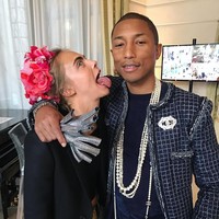 Sebagai fashionista, Pharrell Williams tidak takut mengenakan busana unik. Misalnya saja coat warna pink terang, tweed jacket Chanel, hingga tas Hermes yang biasa dipakai wanita. Foto: Instagram