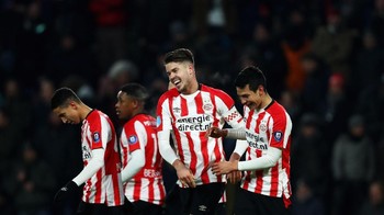 PSV Eindhoven jadi klub lain yang punya sejumlah pemain muda potensial. Foto: Dean Mouhtaropoulos/Getty Images
