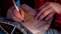 Berada di ambang kepunahan. Bahasa tersebut berkembang di Kota Ushuaia, Argentina. Letak geografisnya di dekat Kutub Selatan atau ujung benua Amerika (BBC Travel)