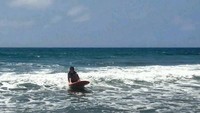 Dia sangat suka ke pantai. Tidak hanya bersantai, dia juga berenang, surfing, dan bermain jetski (_kayeazee_/Instagram) 