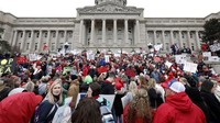 Di Kentucky, ribuan guru juga berunjuk rasa di depan kantor legislatif negara bagian Kentucky di kota Frankfort. Foto: Bill Pugliano/Getty Images/AFP