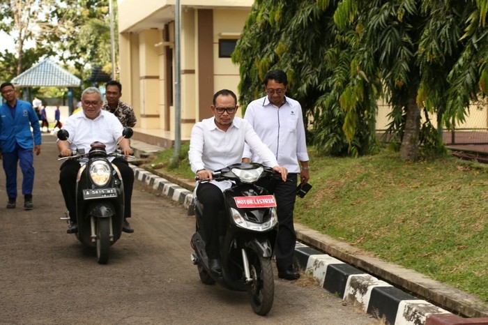 Menaker Jajal Motor Listrik Rakitan Siswa BLK Serang