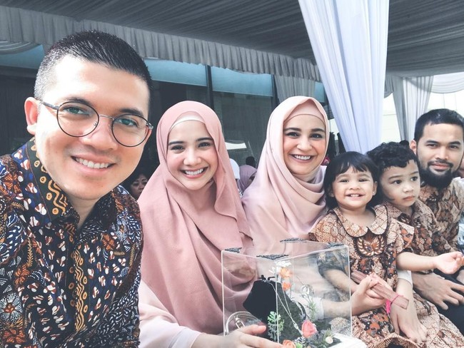 Kia, panggilan akrabnya juga tampil syari saat pernikahan adik bungsunya. Bersama Shireen Sungkar, ia kompak memakai hijab pashmina berbahan sifon yang berukuran lebih lebar dari biasanya. Foto: Instagram/Zaskia Sungkar