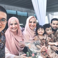 Kia, panggilan akrabnya juga tampil syari saat pernikahan adik bungsunya. Bersama Shireen Sungkar, ia kompak memakai hijab pashmina berbahan sifon yang berukuran lebih lebar dari biasanya. Foto: Instagram/Zaskia Sungkar
