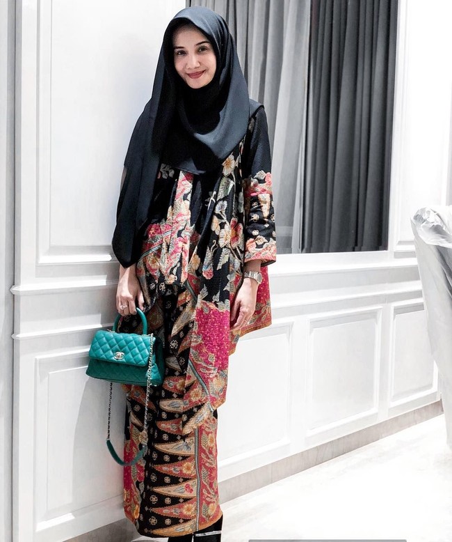 Saat menghadiri acara formal, Zaskia Sungkar juga memilih atasan batik dipadukan dengan kain tradisional. Penampilannya ini bisa jadi inspirasi gaya syari untuk acara kondangan. Foto: Instagram/Zaskia Sungkar