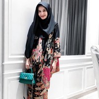 Saat menghadiri acara formal, Zaskia Sungkar juga memilih atasan batik dipadukan dengan kain tradisional. Penampilannya ini bisa jadi inspirasi gaya syari untuk acara kondangan. Foto: Instagram/Zaskia Sungkar