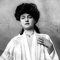 Evelyn Nesbit dipandang sebagai model papan atas di awal era 1900-an. Selain model, perempuan bermata biru ini juga dikenal sebagai aktris teater dan seniman. (Foto: Hulton Archive/Getty Images)