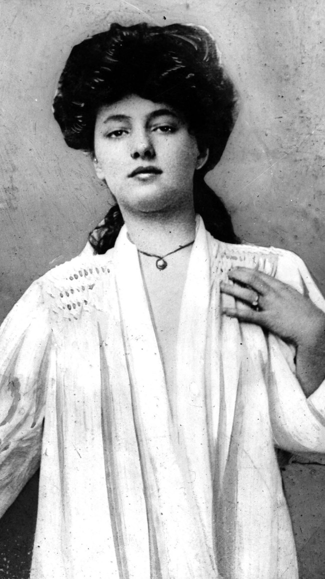 Evelyn Nesbit dipandang sebagai model papan atas di awal era 1900-an. Selain model, perempuan bermata biru ini juga dikenal sebagai aktris teater dan seniman. (Foto: Hulton Archive/Getty Images)