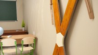 Ada juga kamar yang berbentuk seperti ruangan kelas. Kamar-kamar bertema nyeleneh ini disewakan per 3 jam (cherrytwins.com)