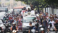 Mereka mendatangi kantor Ombudsman dengan longmarch dan mikrolet.