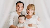 Winda pun yakin Ahi tak melakukan hal tersebut dan tetap setia serta memberikan support kepada suaminya itu. (Dok. Instagram/windaviska)