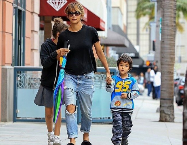 Halle Berry tak pernah berlagak bak diva. Ia pergi sendiri ke toko kelontong untuk membeli bahan-bahan makanan dan menggunakan transportasi umum yang menurutnya itu hal yang sangat normal bagi selebriti. Foto: Istimewa