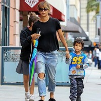 Halle Berry tak pernah berlagak bak diva. Ia pergi sendiri ke toko kelontong untuk membeli bahan-bahan makanan dan menggunakan transportasi umum yang menurutnya itu hal yang sangat normal bagi selebriti. Foto: Istimewa