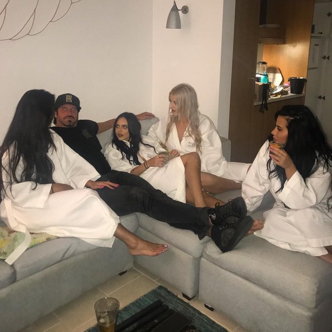 Faktanya, Travers sudah memiliki istri. Ya, pengusaha tembakau itu selingkuh terang-terangan di depan sang istri. Foto: dok. Instagram