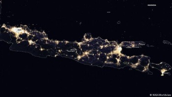 Diantara yang lain, Pulau Jawa menjadi daerah yang paling bercahaya. Foto: NASA