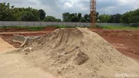 Material penunjang seperti pasir dan beton terlihat menganggur di lokasi itu.