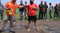 Rekonstruksi berlangsung selama satu jam atau mulai pukul 10.00 hingga pukul 11.00 WIB. Ada 14 adegan dalam rekonstruksi ini, ujar Kapolsek Dayeuhkolot Kompol Ristanto. (Foto: Wisma Putra/detikcom)