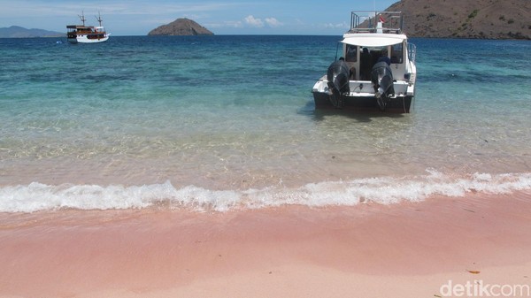 Pantai Namong lebih sepi dibanding Pink Beach. Serasa milik sendiri saja (Afif Farhan/detikTravel)
