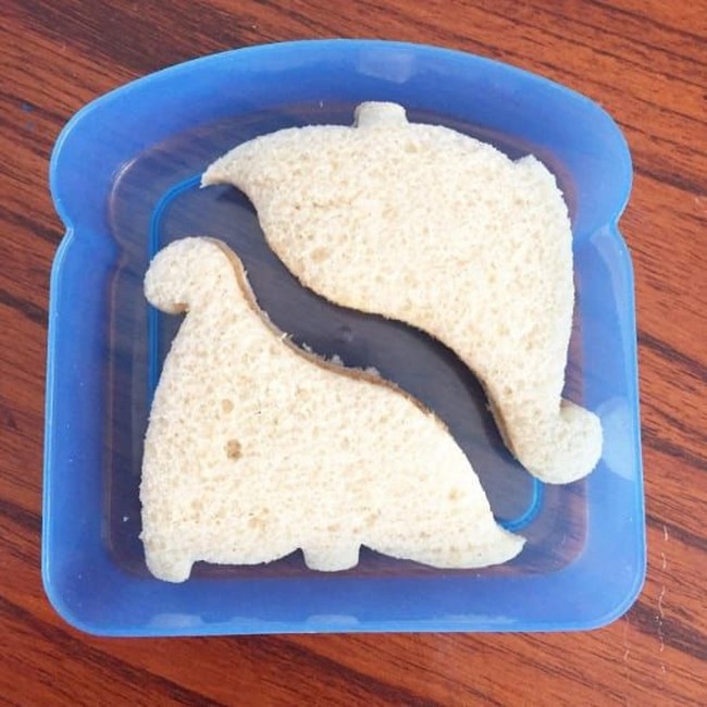 Rasa roti memang tidak akan jadi tambah enak jika dihias. Tapi makanan tersebut akan lebih menggemaskan saat dibentuk seperti ini dengan cetakan. Sandwich slicer seharga Rp 80 ribuan ini pun bisa patut dimiliki para orangtua yang anaknya susah makan. Foto: Amazon