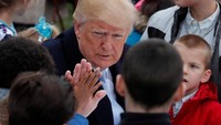 Trump bersalaman dengan sejumlah anak yang diundang ke Gedung Putih.