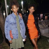 Jaden Smith adalah salah satu artis pria yang suka pakai baju wanita. Anak sulung aktor Will Smith ini pun sering kali terlihat mengenakan busana feminin, seperti rok hingga dress. Foto: ist.