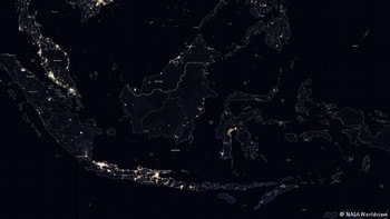 Seperti ini wajah Indonesia bila saat malam hari jika dilihat dari luar angkasa. Potret ini berhasil difoto oleh NASA untuk kurun waktu tahun 2012. Foto: NASA