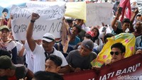Akibat aksi tersebut, sepanjang Jalan Kuningan, Jakarta, mengalami kemacetan.  