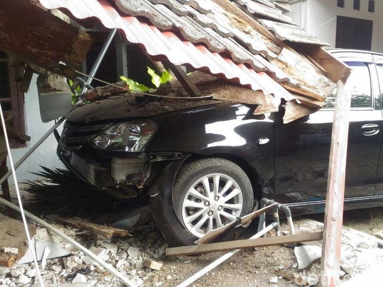 Akibat Salah Injak Pedal, Rumah Ini Hancur