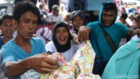 Mereka seolah-olah berjualan seperti biasanya.