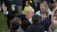 Trump juga saling mengobrol dengan anak-anak di sana.