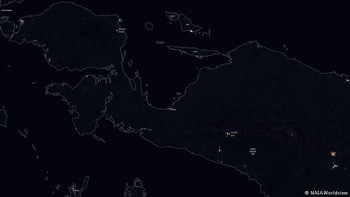 Papua masih belum banyak lampu-lampu yang bersinar di kala malam hari. Foto: NASA