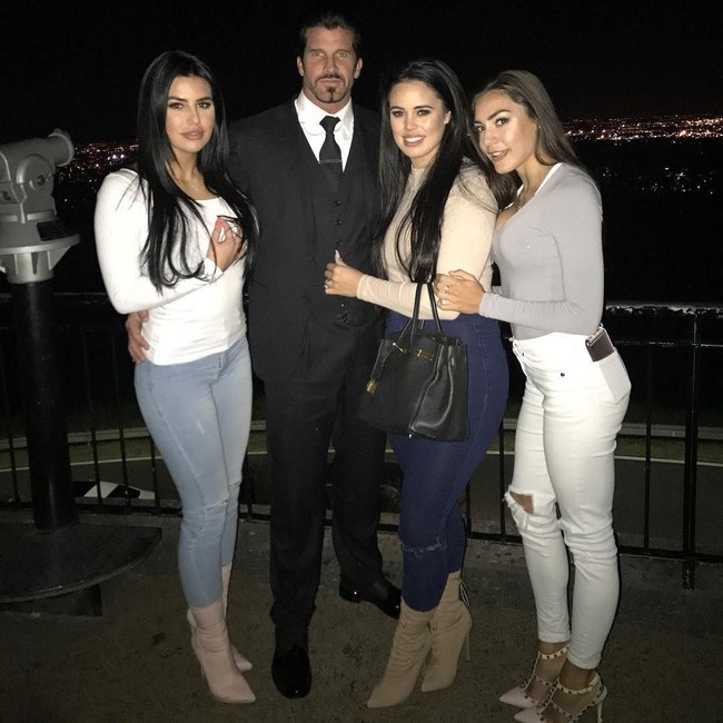 Travers seolah memperlihatkan bahwa dengan uang dia bisa melakukan segalanya. Dan orang akan melakukan perintahnya demi uang. Miris. Foto: dok. Instagram