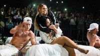 Kehlani langsung memeluk Demi Lovato dari belakang dan menciumnya. Foto: Twitter Demi Lovato