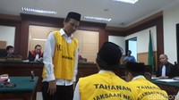 Pengadilan Negeri Tangerang akhirnya menjatuhkan vonis 5 tahun penjara kepada Komarudin. Hakim menyebut Komarudin terbukti melakukan perbuatan tidak menyenangkan dan memicu tersebar luasnya video penelanjangan terhadap korban. (Bil-detikcom)