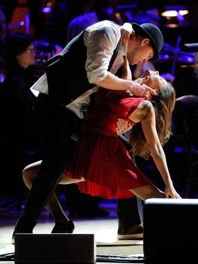 Setelah lama tidak menunjukkan dance bersama di publik, Channing dan Jenna kembali unjuk bakat dalam konser  Rainforest Fund pada 2012.  Foto: dok. Getty Images