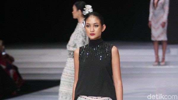 Inilah Jadinya Saat Ivan Gunawan Buat Ulos Jadi Baju Modern