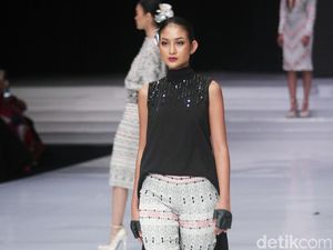 Inilah Jadinya Saat Ivan Gunawan Buat Ulos Jadi Baju Modern